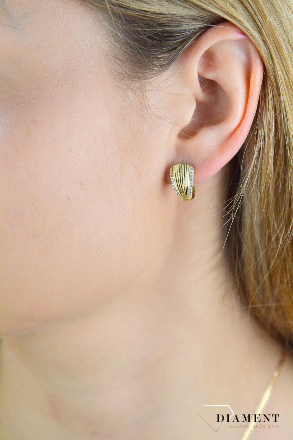 Złote kolczyki damskie 585 z grawerowaniem i cyrkoniami KL 8246A 585.jpg